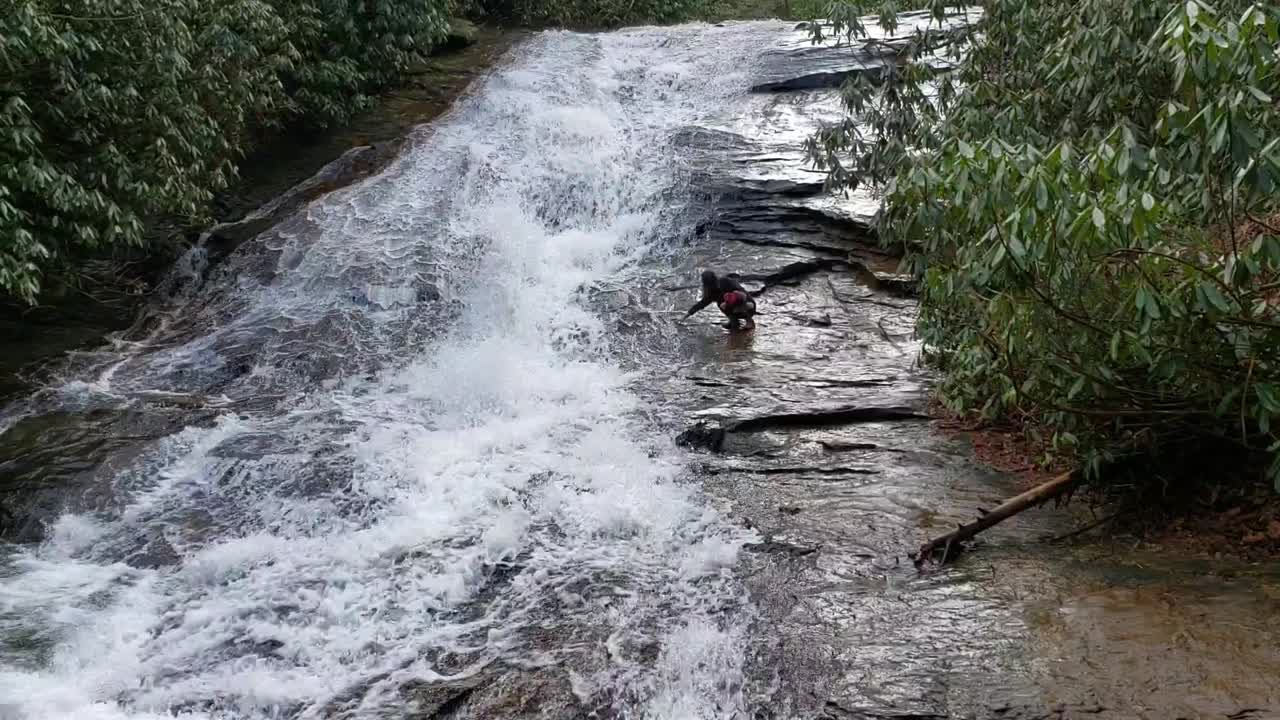 폭포에서 물을 얻는 여자