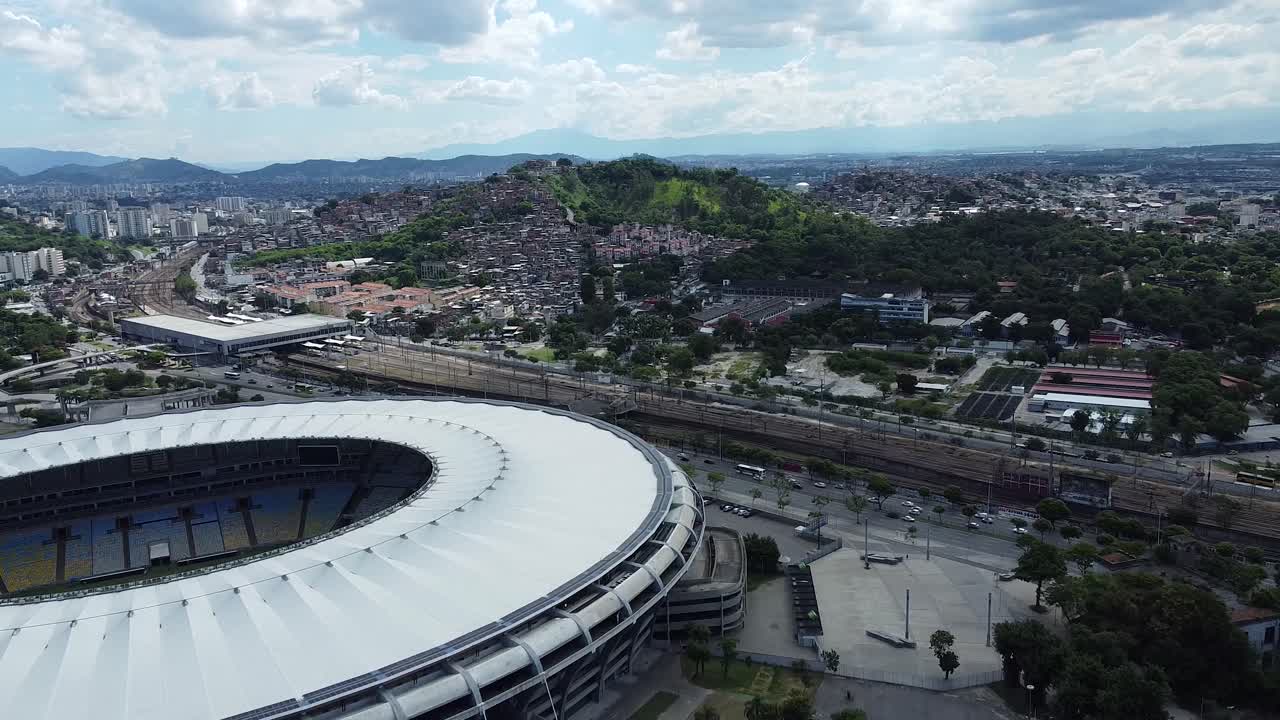 clip aéreo del estadio maracana con el panorama de río de janeiro
