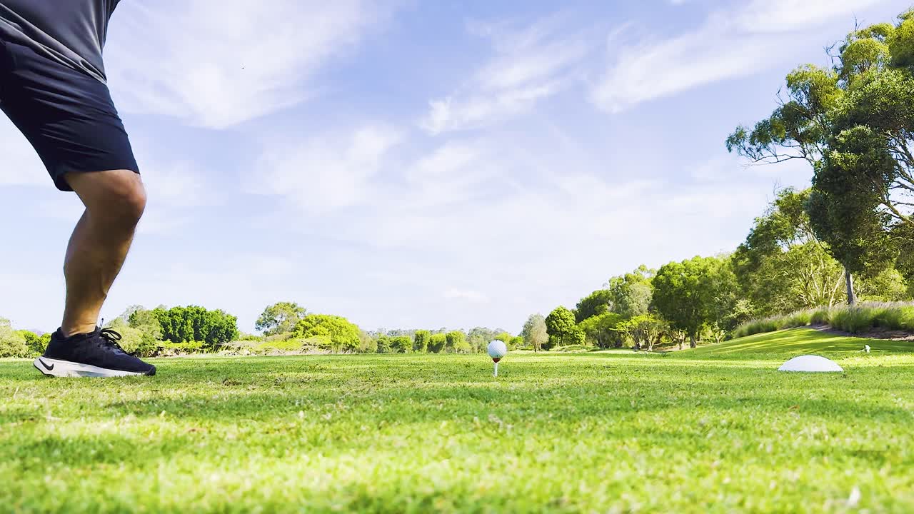 이 있는 골프장 에 있는 골퍼 스 클럽