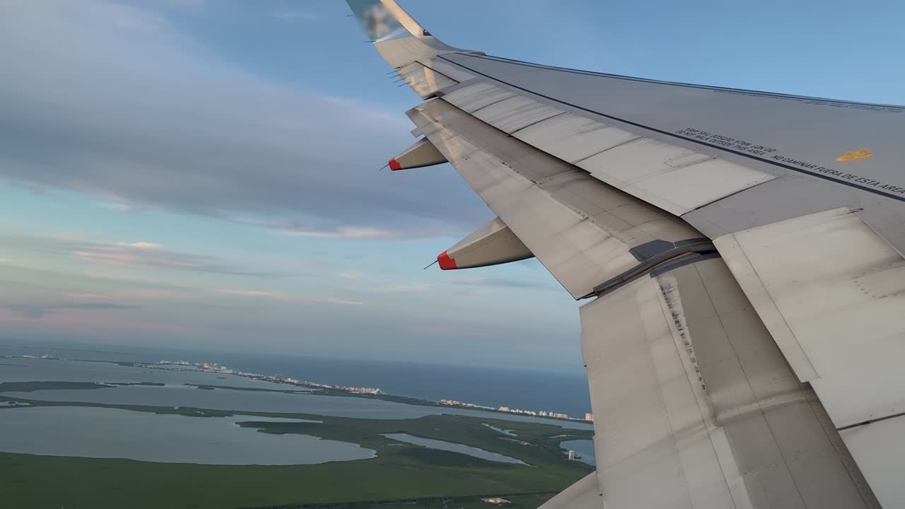 volando sobre cancún al atardecer