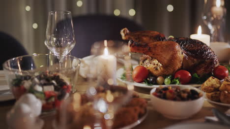 mesa festiva de pavo asado de acción de gracias. tiro deslizante