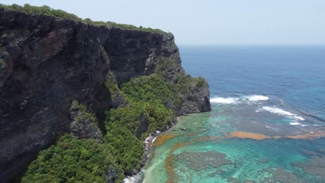 Vista-Aérea-Del-Enorme-Acantilado-En-Cabo-Samaná-Junto-A-La-Playa-Frontón-Cerca-De-Las-Galeras-En-La-República-Dominicana