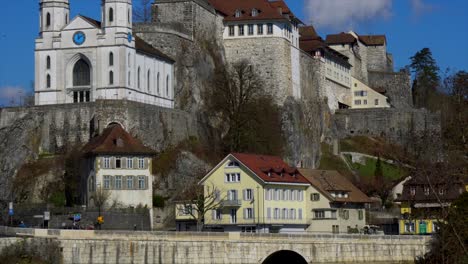 Vista-Aérea-Con-El-Dron-De-La-Antigua-Ciudad-De-Aarburg-En-Suiza-Con-Río