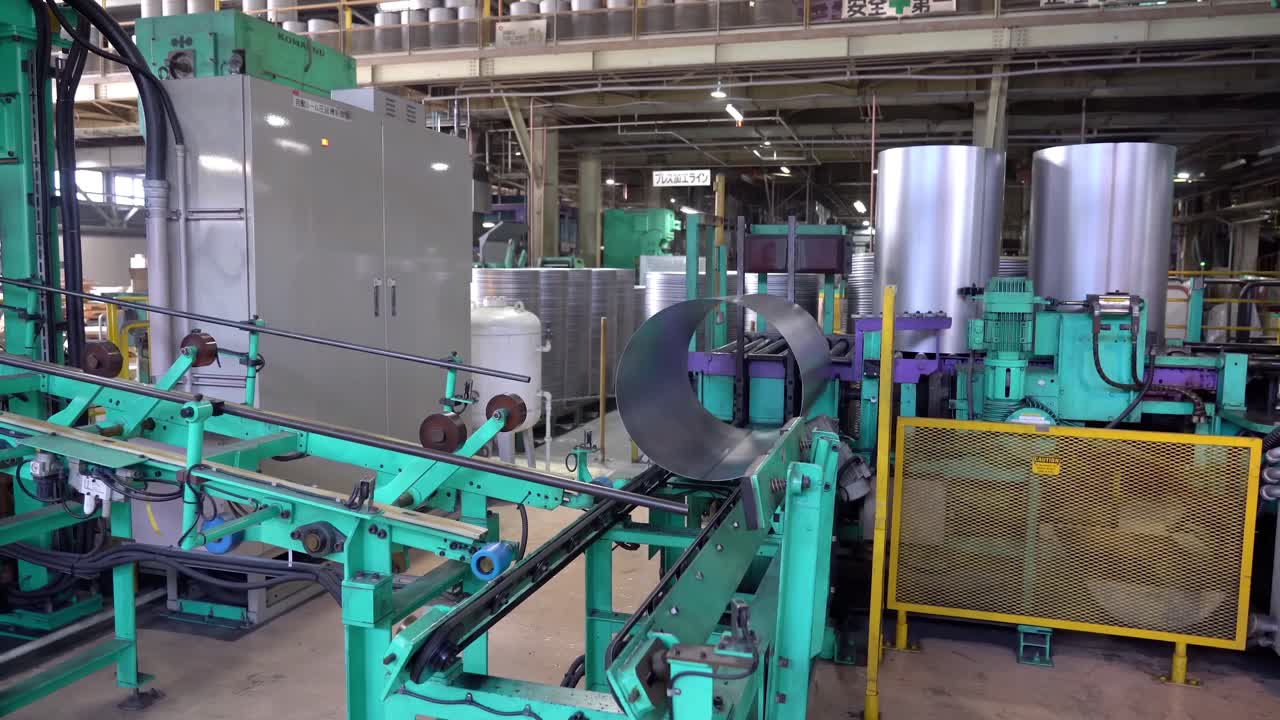 las latas de tambor de acero se transportan para operaciones posteriores