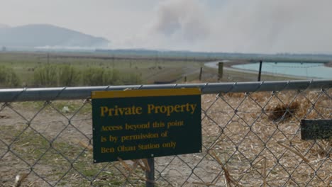 alerta de emergencia de incendio en el bosque de pukaki downs nueva zelanda vista desde una propiedad privada vallada