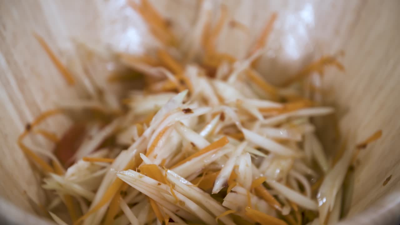 exprimir limón verde fresco en la ensalada de papaya - de cerca