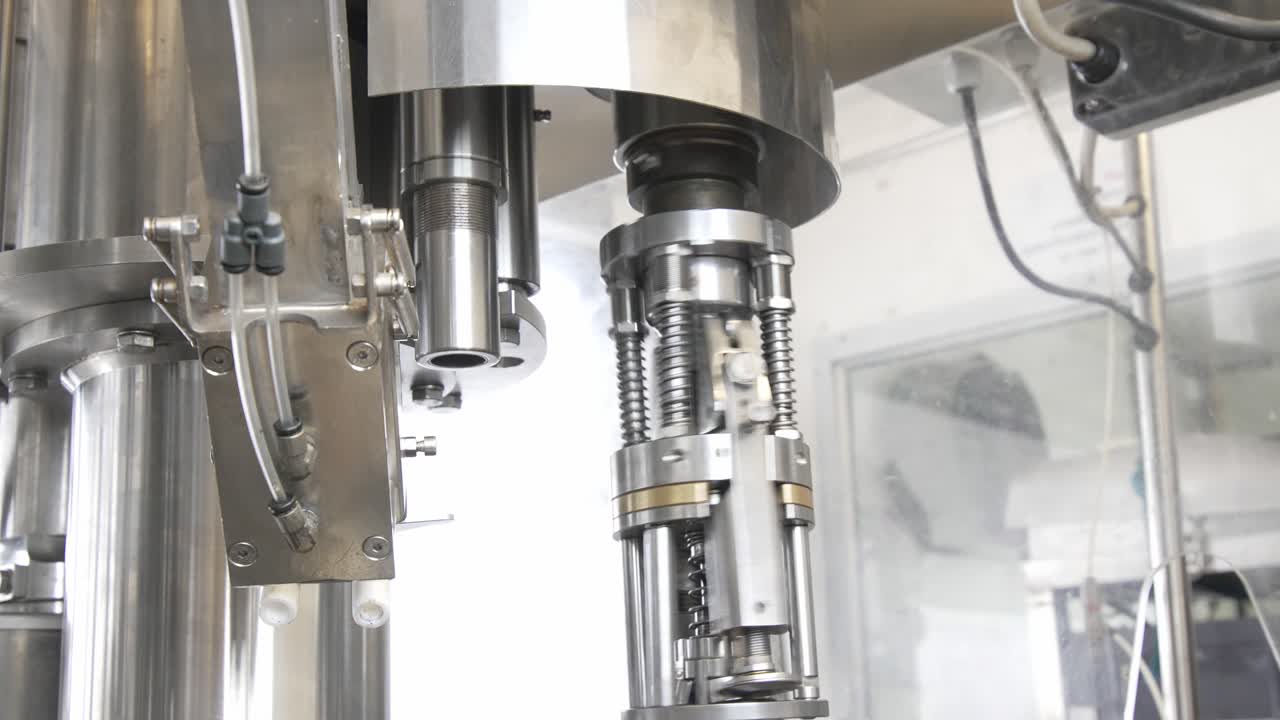 모바일 와인 병 및 라벨 기계 구성 요소가 병 없이 테스트되고 있습니다.