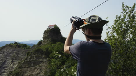 Reisefotograf-Mit-Kamera,-Der-Fotos-Rund-Um-Die-Tsveri-Straße-Macht