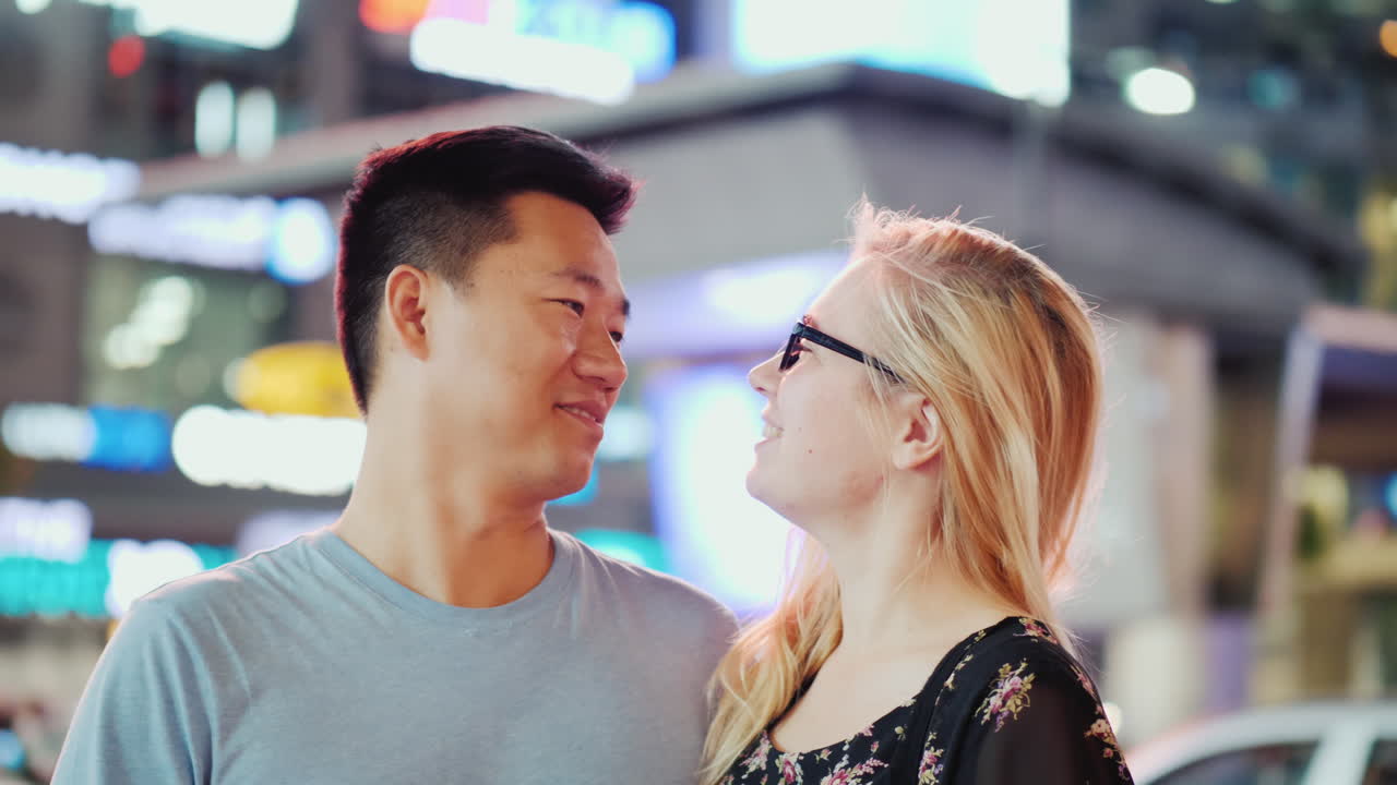 밤에 도시에서 행복한 커플