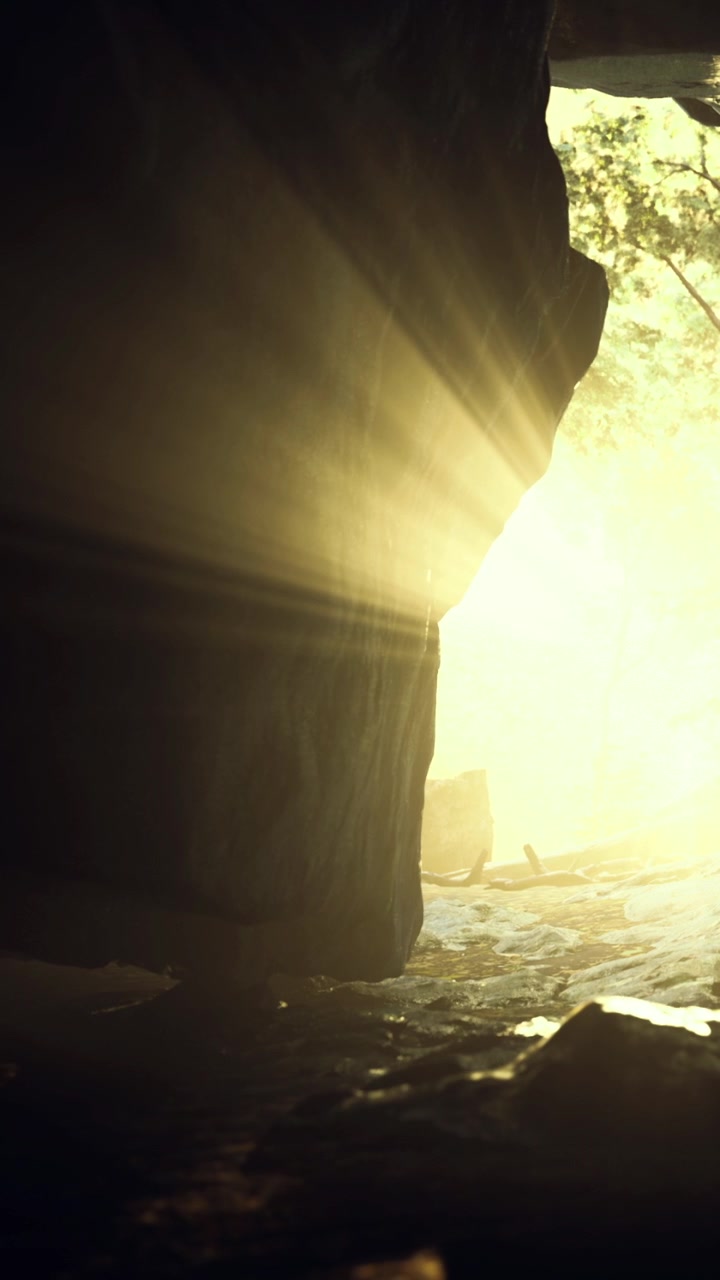 Luce che entra in una grotta al tramonto creando un bagliore caldo sulle rocce