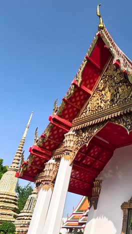 hermosa arquitectura del templo bajo un cielo azul claro