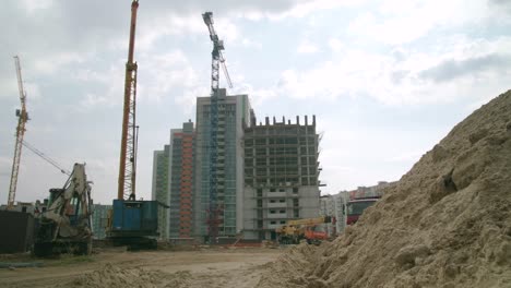 sitio de construcción de un edificio de varios pisos