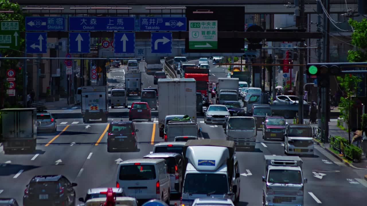 도쿄의 도시 거리에서 교통 체증의 타임 스 긴