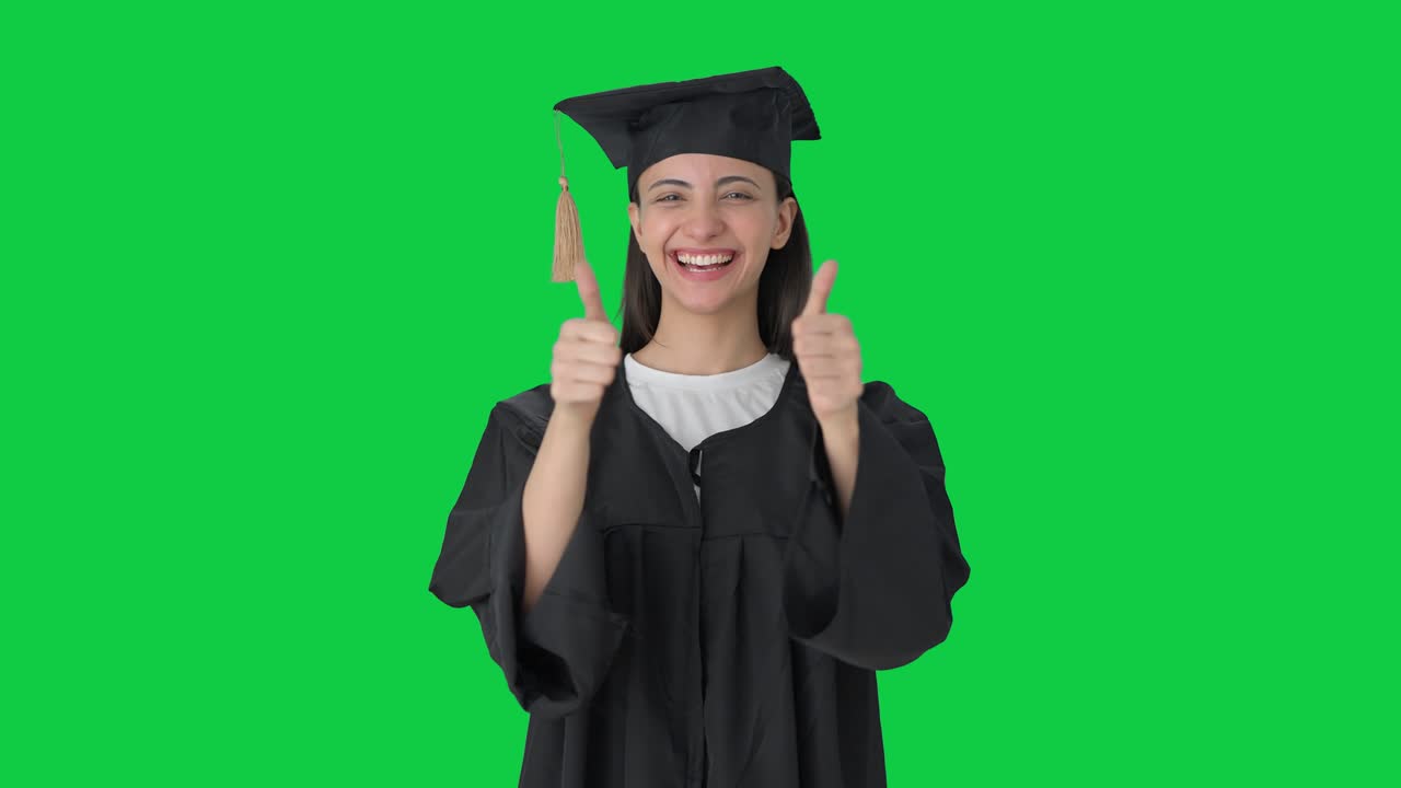 Ragazza indiana laureata felice che fa il pollice in su Green screen