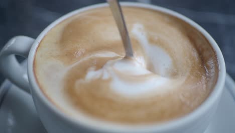 primer plano de un latte con hermoso arte de espuma
