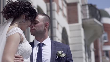 pareja en cámara lenta en el vestido de celebración abrazos apretados