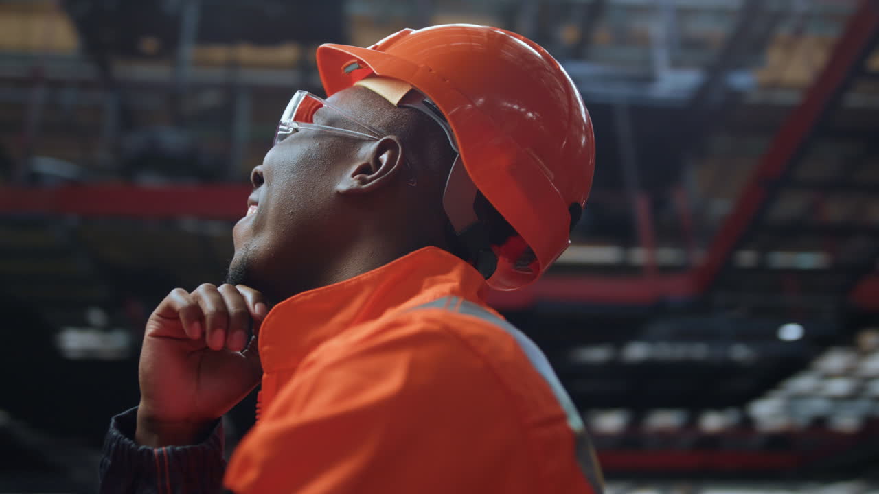 ingeniero buscando el techo de un enorme almacén industrial de producción moderna.