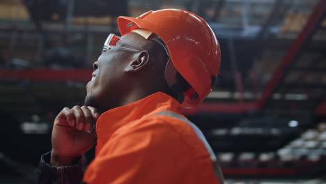 ingeniero buscando el techo de un enorme almacén industrial de producción moderna.