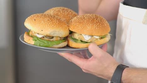 A-server-holds-a-plate-of-food-while-talking-to-customers