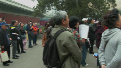 la gente en beijing china canta una canción patriótica en un parque