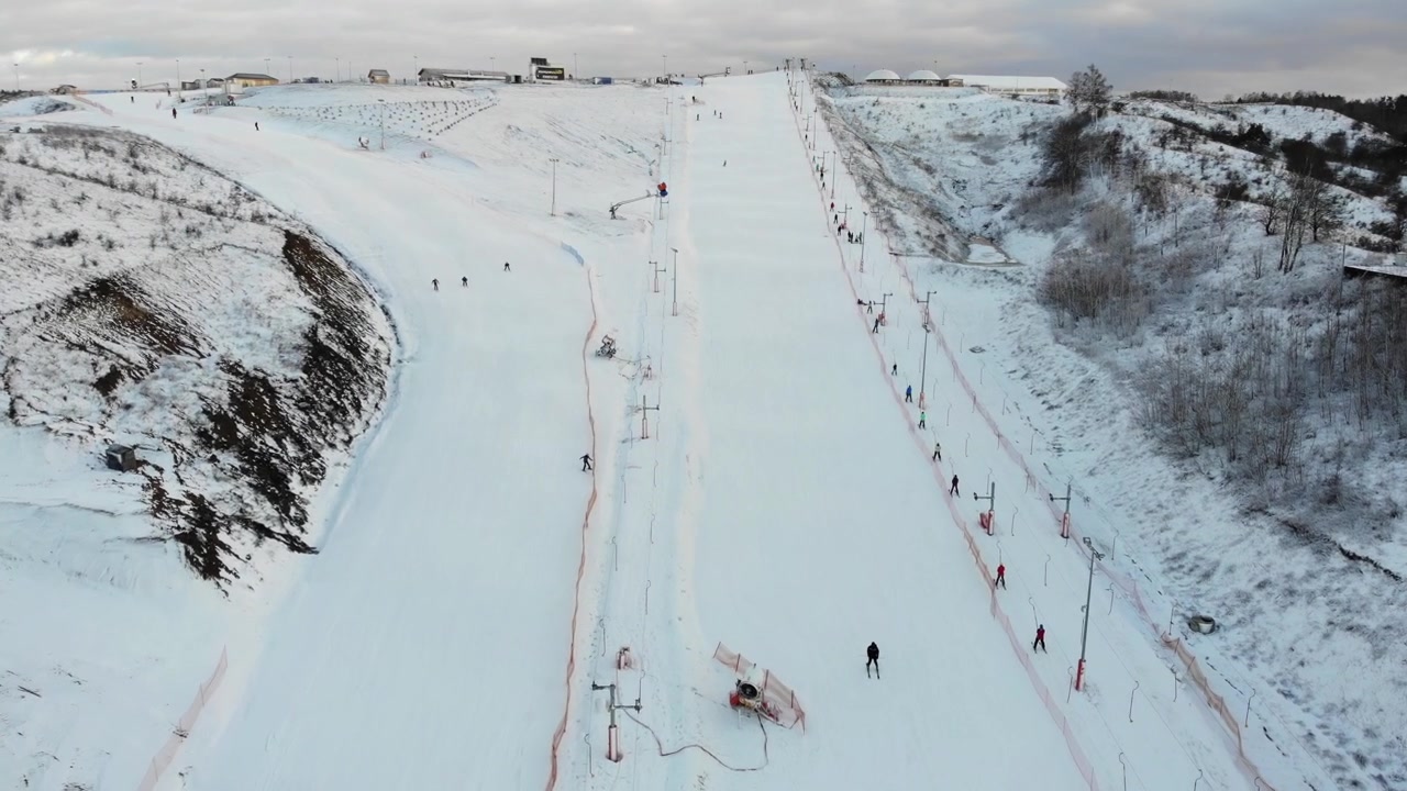Piccola pista da sci con paesaggio invernale innevato