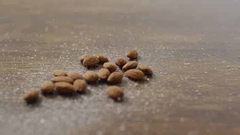 video de almendras en un fondo de madera