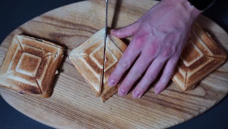 vista superior del sándwich de queso tostado que se corta en mitades y se presiona