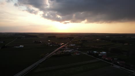 Epischer-Feuriger-Himmel-Mit-Wolken-Und-Rauch,-Weltuntergang,-Apokalyptischer-Sonnenuntergang