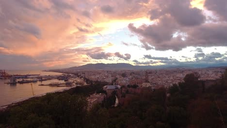 puesta de sol rosa brillante sobre la ciudad de málaga en españa