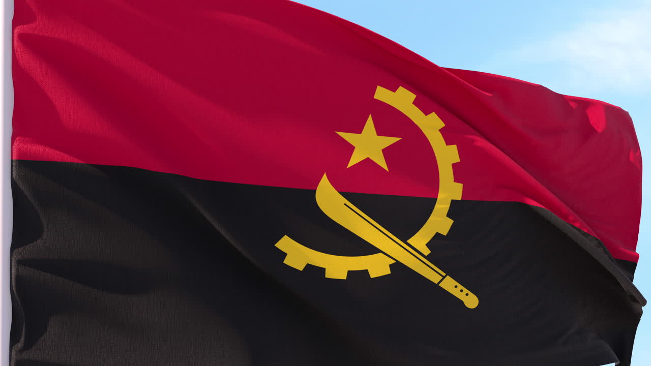 Bandeira de Angola Tremulando ao Vento no Céu Azul