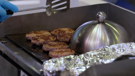 Fleisch-Rindfleisch-Patty-Wird-In-Einer-Heißen-Bratpfanne-Gegart.-Streetfood,-Koch-Dreht-Burger-Mit-Einem-Spatel-Um.