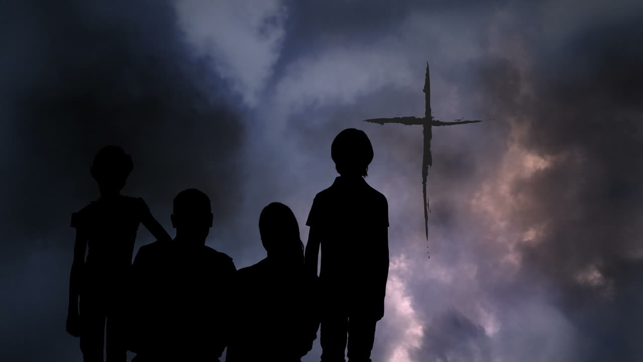 구름 과 십자가 위 에 있는 가족 의 실루 ⁇  의 애니메이션