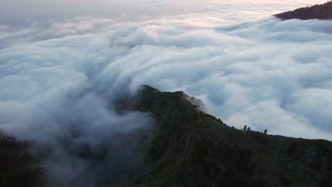 Drone-Aéreo-Cielo-Despejado,-Montañas,-Por-Encima-De-Las-Nubes,-Madeira,-Portugal