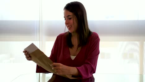 niña reaccionando con una hermosa sonrisa al correo