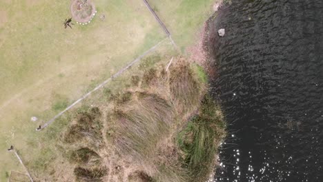 Dron-Draufsicht-Auf-Das-Ufer-In-Der-Nähe-Des-Sees-San-Pablo