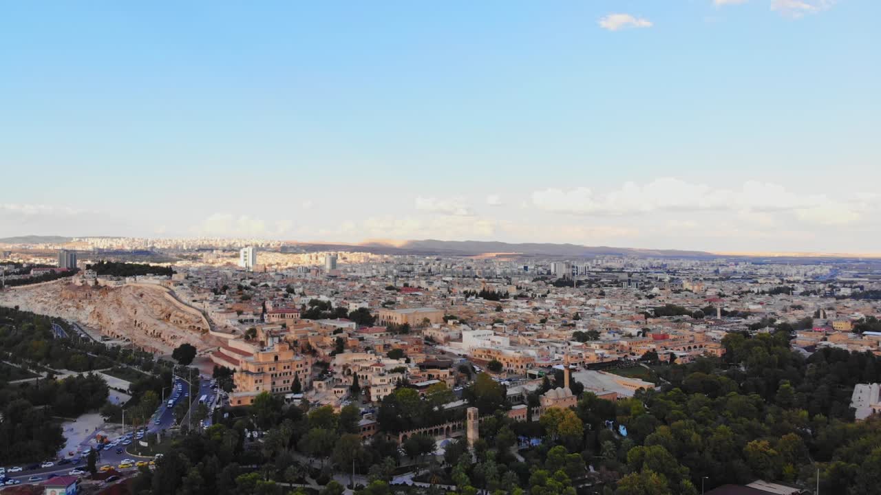 터키의 우르파 시 (urfa city) 에서 내려다보는 공중 풍경: 터키의 유명한 역사적인 랜드마크, 아브라함의 고향
