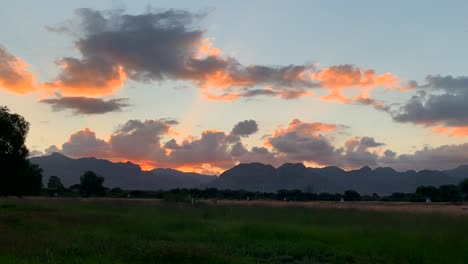 Esta-Hora-Dorada-Con-Las-Nubes-Anaranjadas-Habla-De-Dios