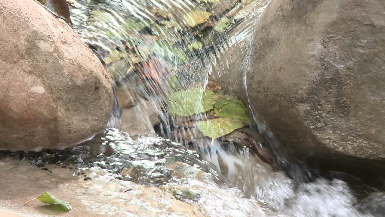 오하이오 캘리포니아 위의 휠러 스프링스에 있는 폭포의 루핑 가능