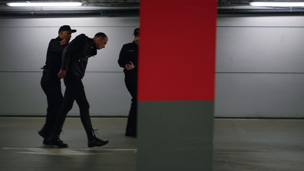 犯罪者を逮捕する警察チーム