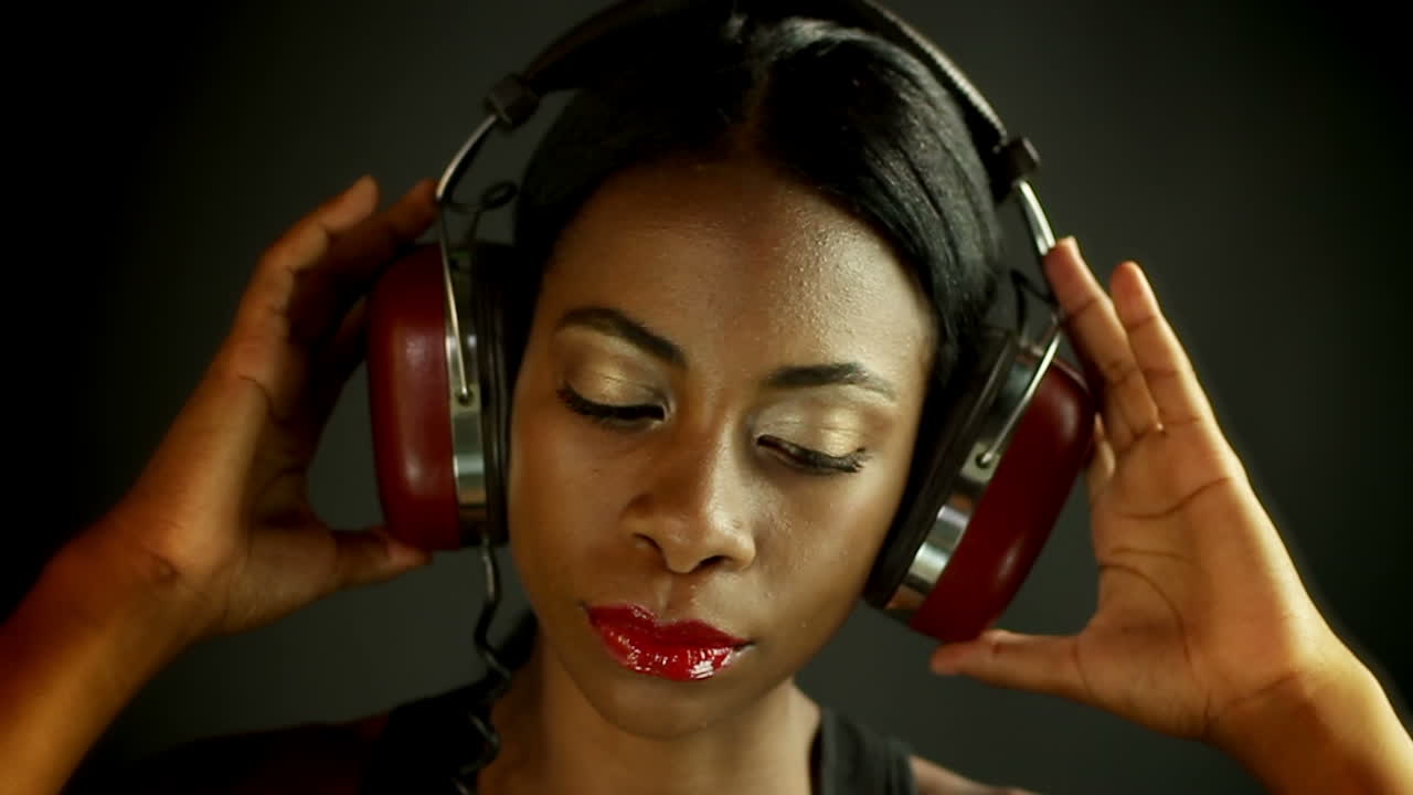 escuchar música en los auriculares 59