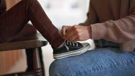 niño, padre y calzado con cordón de zapatos