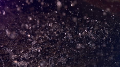 animación de gotas de agua que caen sobre un fondo negro