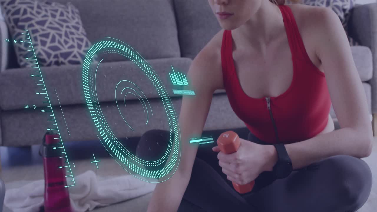 animación del procesamiento de datos sobre una mujer caucásica haciendo ejercicio, usando una computadora portátil