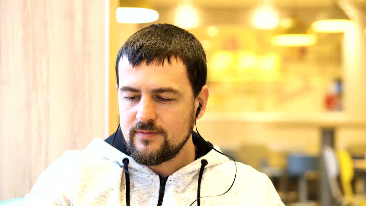 el hombre guapo disfruta de la cena y se comunica por teléfono.