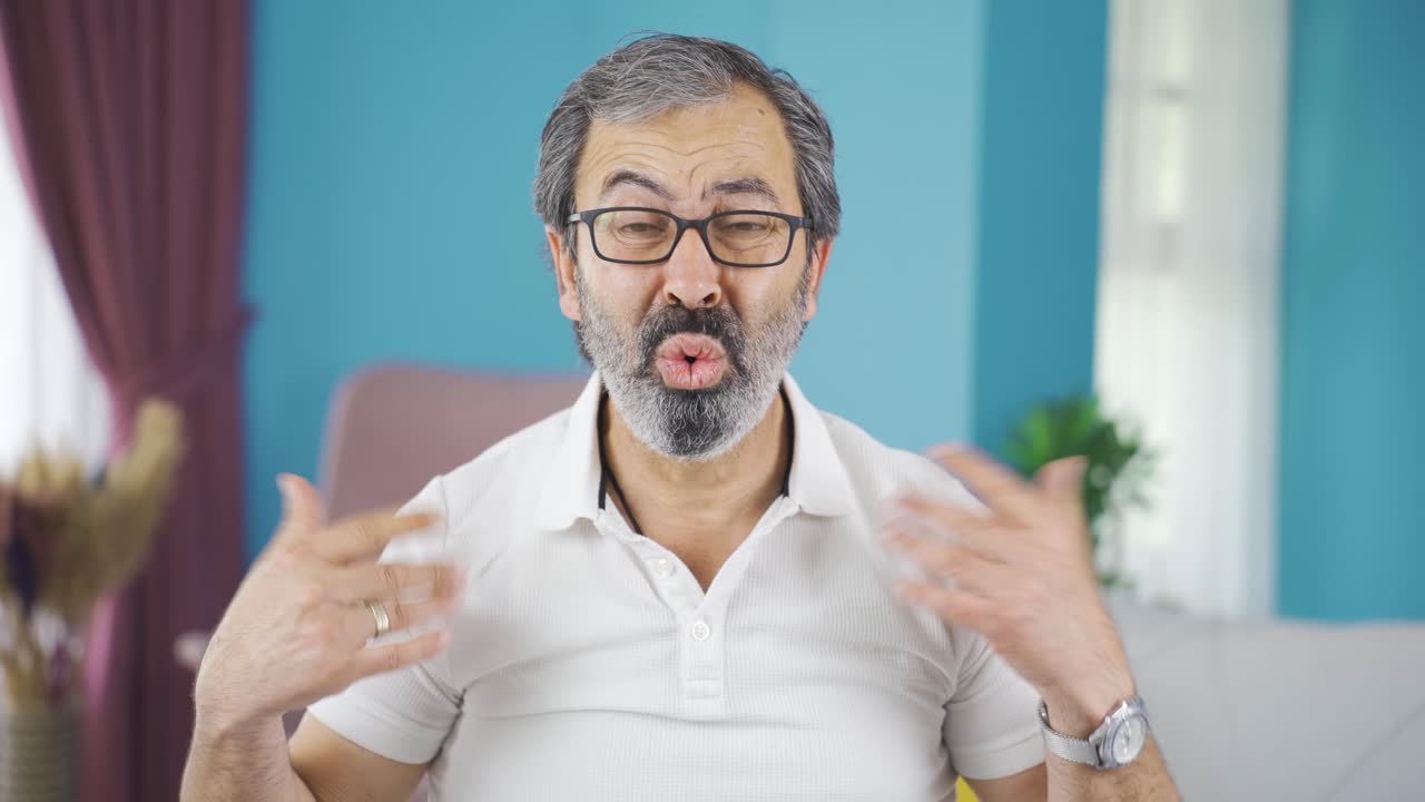 un hombre de mediana edad que está abrumado por el calor.