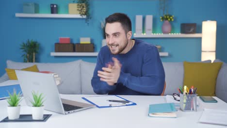 el hombre que trabaja desde casa está haciendo su trabajo con entusiasmo.