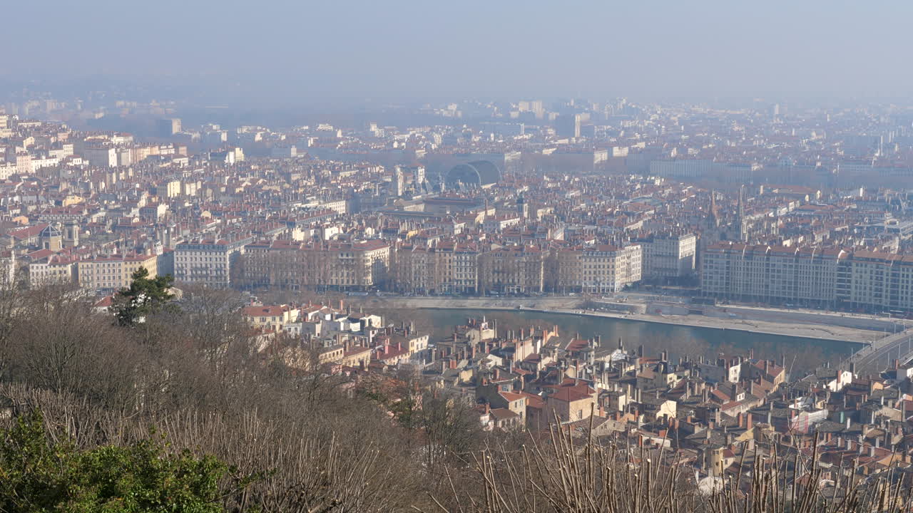 vista estática desde el punto de vista de la colina de la ciudad de lyon bajo una nube de contaminación durante el día