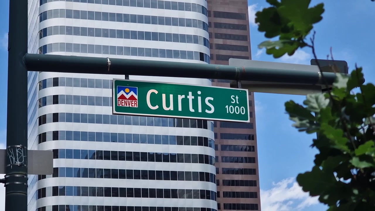 Gros plan du panneau de la rue Curtis dans le centre-ville de Denver, Colorado, États-Unis.