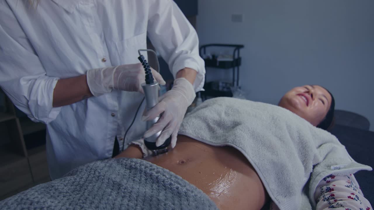 Woman receiving non-surgical body contouring treatment