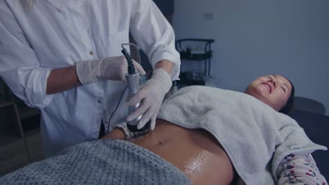 woman receiving non-surgical body contouring treatment